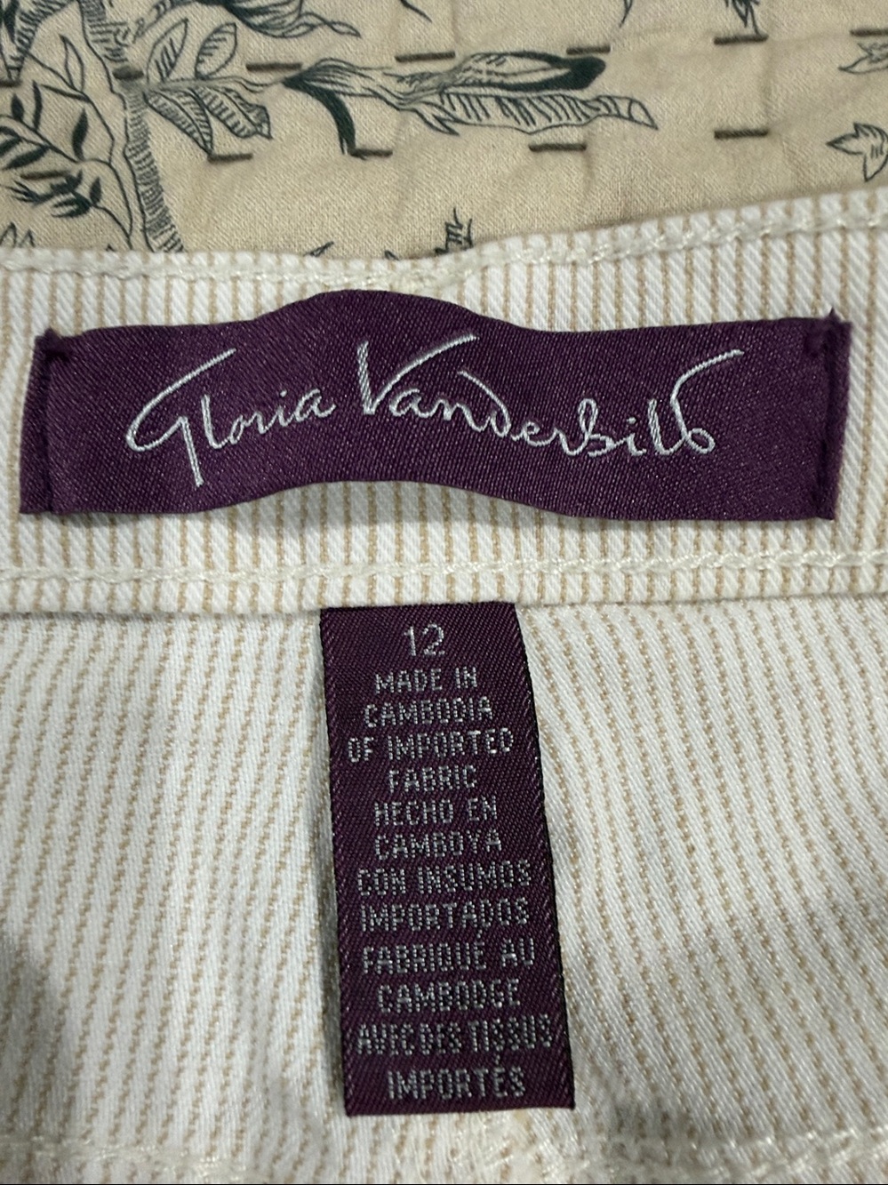 Gloria Vanderbilt creme Cropped Straight-Leg pants with Hem Buttons pin striped - Picture 2 of 5
